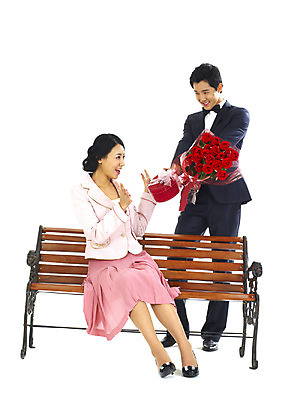 포토 JPG 전신 커플 여자 남자 꽃 행복 꽃다발 프로포즈 벤치 의자 스튜디오 실내 선물 사랑 서기 미소 웃음 누끼 사람 앉기 정장 턱시도 이벤트 20대 성인 두명 선물상자 청춘 장미 놀람 표현 청년만 성인만 내려보기 국내포토 식물 옷 감정 가구 컨셉 관계 모션 표정 청년 내부 상자 파일형식