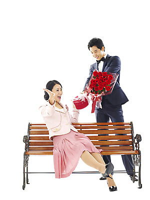포토 JPG 전신 커플 여자 남자 꽃 행복 꽃다발 프로포즈 벤치 의자 스튜디오 실내 선물 사랑 서기 미소 웃음 누끼 사람 앉기 정장 턱시도 이벤트 20대 성인 두명 선물상자 청춘 장미 놀람 표현 청년만 성인만 내려보기 국내포토 식물 옷 감정 가구 컨셉 관계 모션 표정 청년 내부 상자 파일형식