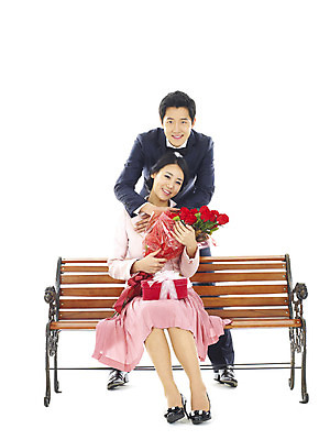 포토 JPG 전신 커플 여자 남자 꽃 행복 꽃다발 프로포즈 벤치 의자 포옹 스튜디오 실내 선물 사랑 서기 미소 웃음 누끼 사람 앉기 정장 턱시도 이벤트 20대 성인 두명 선물상자 청춘 장미 표현 청년만 성인만 국내포토 식물 옷 감정 가구 컨셉 관계 안기 모션 표정 청년 내부 상자 파일형식