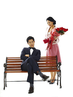 포토 JPG 전신 커플 여자 남자 꽃 행복 꽃다발 프로포즈 벤치 의자 스튜디오 실내 선물 사랑 서기 미소 웃음 누끼 사람 앉기 정장 턱시도 이벤트 20대 성인 두명 선물상자 청춘 장미 분노 표현 청년만 성인만 내려보기 국내포토 식물 옷 감정 가구 컨셉 관계 모션 표정 청년 내부 상자 파일형식