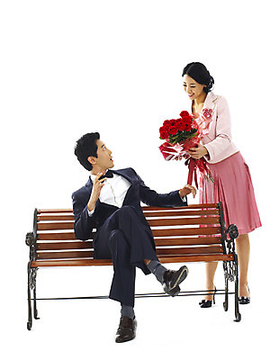 포토 JPG 전신 커플 여자 남자 꽃 행복 꽃다발 프로포즈 벤치 의자 스튜디오 실내 선물 사랑 서기 미소 웃음 누끼 사람 앉기 정장 턱시도 이벤트 20대 성인 두명 선물상자 청춘 장미 놀람 표현 청년만 성인만 내려보기 국내포토 식물 옷 감정 가구 컨셉 관계 모션 표정 청년 내부 상자 파일형식