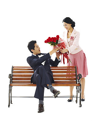 포토 JPG 스튜디오촬영 전신 커플 여자 남자 꽃 행복 꽃다발 프로포즈 벤치 의자 실내 사랑 서기 미소 웃음 누끼 사람 앉기 정장 턱시도 이벤트 20대 성인 두명 청춘 장미 놀람 표현 청년만 성인만 내려보기 국내포토 식물 옷 감정 가구 컨셉 관계 모션 표정 청년 내부 파일형식