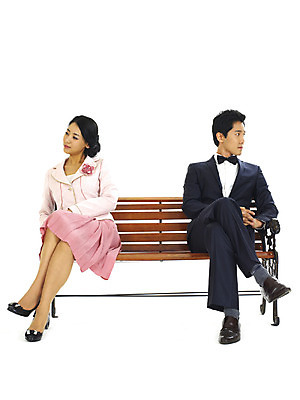 포토 JPG 스튜디오촬영 전신 커플 여자 남자 벤치 의자 실내 누끼 사람 앉기 정장 턱시도 이벤트 20대 성인 두명 청춘 분노 싸움 청년만 성인만 국내포토 옷 감정 가구 컨셉 관계 모션 청년 내부 파일형식