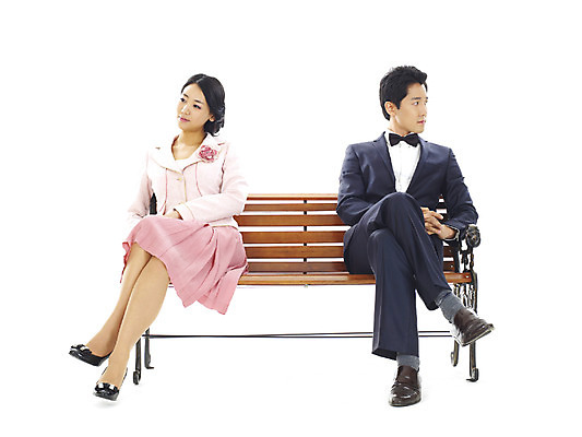 포토 JPG 스튜디오촬영 전신 커플 여자 남자 벤치 의자 실내 누끼 사람 앉기 정장 턱시도 이벤트 20대 성인 두명 청춘 분노 외면 싸움 청년만 성인만 국내포토 옷 감정 가구 컨셉 관계 모션 청년 내부 파일형식