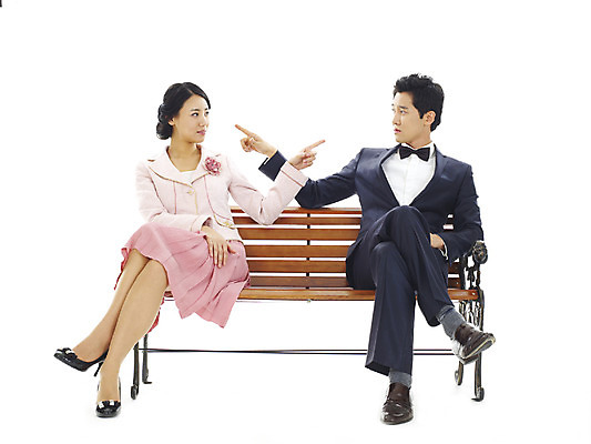 포토 JPG 스튜디오촬영 전신 커플 여자 남자 벤치 의자 실내 누끼 사람 앉기 정장 턱시도 손짓 이벤트 20대 성인 두명 청춘 마주보기 분노 가리킴 싸움 삿대질 청년만 성인만 국내포토 옷 감정 가구 컨셉 관계 모션 청년 내부 파일형식