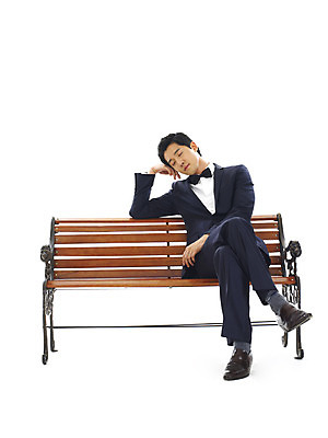 포토 JPG 스튜디오촬영 전신 남자 생각 벤치 의자 실내 한명 누끼 사람 앉기 정장 턱시도 이벤트 20대 성인 눈감음 턱괴기 남자만 남자한명만 성인남자만 청년만 청년남자만 청년남자한명만 성인한명만 성인남자한명만 성인만 국내포토 1 옷 가구 모션 청년 내부 파일형식