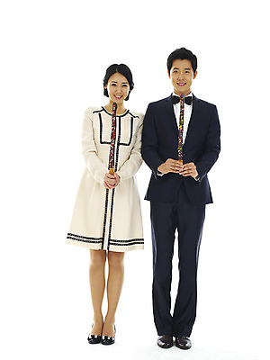 포토 JPG 스튜디오촬영 전신 커플 여자 남자 행복 프로포즈 실내 사랑 미소 웃음 누끼 사람 정장 턱시도 이벤트 20대 성인 두명 청춘 과자 표현 빼빼로 청년만 성인만 국내포토 옷 감정 컨셉 관계 디저트 표정 청년 내부 막대과자 파일형식