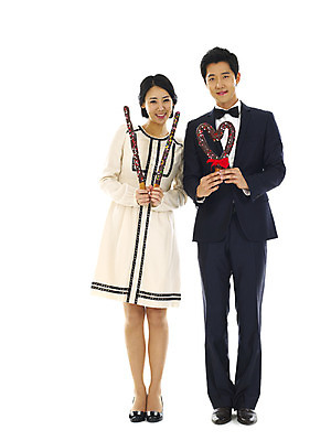 포토 JPG 스튜디오촬영 전신 커플 여자 남자 행복 프로포즈 실내 사랑 미소 웃음 누끼 사람 정장 턱시도 이벤트 20대 성인 두명 청춘 과자 하트 표현 빼빼로 청년만 성인만 국내포토 모양 옷 감정 컨셉 관계 디저트 표정 청년 내부 막대과자 파일형식