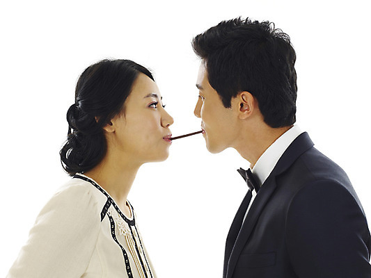 포토 JPG 스튜디오촬영 커플 여자 남자 행복 실내 사랑 미소 웃음 누끼 사람 정장 턱시도 이벤트 상반신 20대 성인 두명 청춘 마주보기 게임 표현 먹기 뒷짐 빼빼로 빼빼로게임 청년만 성인만 국내포토 옷 감정 컨셉 관계 모션 놀이 디저트 표정 청년 내부 막대과자 파일형식