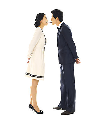 포토 JPG 스튜디오촬영 전신 커플 여자 남자 행복 실내 사랑 미소 웃음 누끼 사람 정장 턱시도 이벤트 20대 성인 두명 청춘 마주보기 눈감음 게임 표현 먹기 뒷짐 빼빼로 빼빼로게임 청년만 성인만 국내포토 옷 감정 컨셉 관계 모션 놀이 디저트 표정 청년 내부 막대과자 파일형식