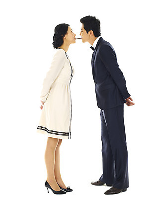 포토 JPG 스튜디오촬영 전신 커플 여자 남자 행복 실내 사랑 미소 웃음 누끼 사람 정장 턱시도 이벤트 20대 성인 두명 청춘 마주보기 눈감음 게임 표현 먹기 뒷짐 빼빼로 빼빼로게임 청년만 성인만 국내포토 옷 감정 컨셉 관계 모션 놀이 디저트 표정 청년 내부 막대과자 파일형식