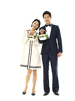 포토 JPG 스튜디오촬영 전신 커플 여자 남자 행복 프로포즈 실내 선물 사랑 미소 웃음 들기 누끼 사람 정장 턱시도 이벤트 20대 성인 두명 청춘 바구니 표현 사탕바구니 청년만 성인만 국내포토 옷 감정 컨셉 관계 모션 표정 사탕 청년 내부 파일형식