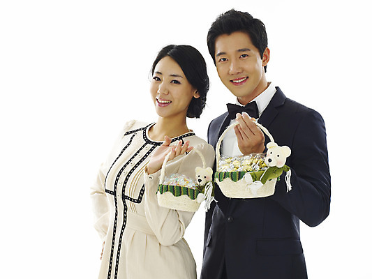 포토 JPG 스튜디오촬영 커플 여자 남자 행복 프로포즈 실내 선물 사랑 미소 웃음 들기 누끼 사람 정장 턱시도 이벤트 상반신 20대 성인 두명 청춘 바구니 표현 사탕바구니 청년만 성인만 국내포토 옷 감정 컨셉 관계 모션 표정 사탕 청년 내부 파일형식