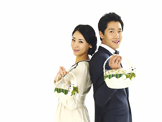 포토 JPG 스튜디오촬영 커플 여자 남자 행복 프로포즈 실내 선물 사랑 미소 웃음 들기 누끼 사람 정장 턱시도 이벤트 상반신 20대 성인 두명 청춘 바구니 표현 사탕바구니 청년만 성인만 국내포토 옷 감정 컨셉 관계 모션 표정 사탕 청년 내부 파일형식