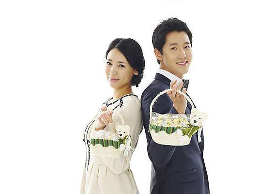 포토 JPG 스튜디오촬영 커플 여자 남자 행복 프로포즈 실내 선물 사랑 미소 웃음 들기 누끼 사람 정장 턱시도 이벤트 상반신 20대 성인 두명 청춘 바구니 표현 사탕바구니 청년만 성인만 국내포토 옷 감정 컨셉 관계 모션 표정 사탕 청년 내부 파일형식