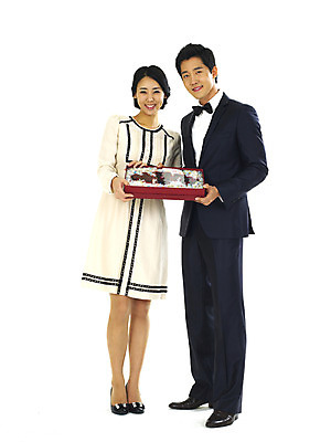 포토 JPG 스튜디오촬영 전신 문자 커플 여자 남자 행복 프로포즈 실내 사탕 선물 사랑 미소 웃음 누끼 사람 정장 턱시도 이벤트 20대 성인 두명 청춘 상자 초콜릿 표현 청년만 성인만 국내포토 옷 감정 컨셉 관계 디저트 표정 청년 내부 파일형식