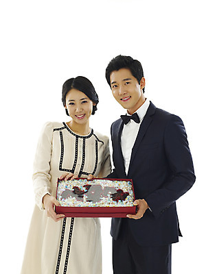 포토 JPG 스튜디오촬영 문자 커플 여자 남자 행복 프로포즈 실내 사탕 사랑 미소 웃음 누끼 사람 정장 턱시도 이벤트 상반신 20대 성인 두명 청춘 상자 초콜릿 표현 청년만 성인만 국내포토 옷 감정 컨셉 관계 디저트 표정 청년 내부 파일형식