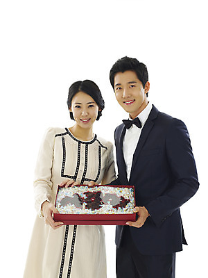 포토 JPG 스튜디오촬영 문자 커플 여자 남자 행복 프로포즈 실내 사탕 선물 사랑 미소 웃음 누끼 사람 정장 턱시도 이벤트 상반신 20대 성인 두명 청춘 상자 초콜릿 표현 청년만 성인만 국내포토 옷 감정 컨셉 관계 디저트 표정 청년 내부 파일형식