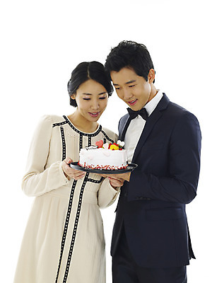 포토 JPG 커플 여자 남자 행복 사랑 미소 웃음 누끼 사람 이벤트 상반신 케이크 표현 국내포토 감정 관계 디저트 표정 파일형식