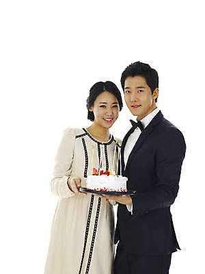 포토 JPG 커플 여자 남자 행복 사랑 미소 웃음 누끼 사람 이벤트 상반신 케이크 표현 국내포토 감정 관계 디저트 표정 파일형식