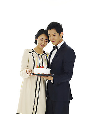 포토 JPG 커플 여자 남자 행복 사랑 미소 웃음 누끼 사람 이벤트 상반신 케이크 표현 국내포토 감정 관계 디저트 표정 파일형식