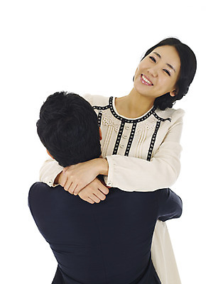 포토 JPG 스튜디오촬영 커플 여자 남자 행복 프로포즈 포옹 실내 사랑 미소 웃음 들기 누끼 사람 이벤트 상반신 20대 성인 두명 청춘 표현 청년만 성인만 돌아서기 국내포토 감정 컨셉 관계 안기 모션 표정 청년 내부 파일형식