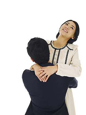 포토 JPG 스튜디오촬영 커플 여자 남자 행복 프로포즈 포옹 실내 사랑 미소 웃음 들기 누끼 사람 이벤트 상반신 20대 성인 두명 청춘 표현 청년만 성인만 돌아서기 국내포토 감정 컨셉 관계 안기 모션 표정 청년 내부 파일형식