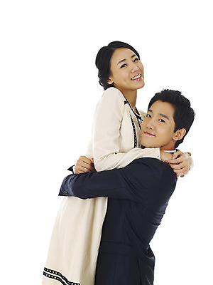 포토 JPG 스튜디오촬영 커플 여자 남자 행복 프로포즈 포옹 실내 사랑 미소 웃음 들기 누끼 사람 이벤트 상반신 20대 성인 두명 청춘 표현 청년만 성인만 국내포토 감정 컨셉 관계 안기 모션 표정 청년 내부 파일형식