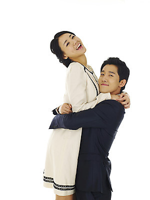 포토 JPG 스튜디오촬영 커플 여자 남자 행복 프로포즈 포옹 실내 사랑 미소 웃음 누끼 사람 이벤트 상반신 20대 성인 두명 청춘 표현 청년만 성인만 들어올리기 국내포토 감정 컨셉 관계 안기 모션 표정 청년 내부 파일형식