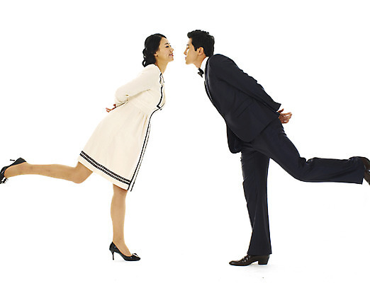 포토 JPG 스튜디오촬영 전신 커플 여자 남자 행복 프로포즈 키스 실내 사랑 미소 웃음 누끼 사람 정장 턱시도 이벤트 20대 성인 두명 청춘 마주보기 눈감음 표현 뒷짐 한발서기 청년만 성인만 국내포토 옷 감정 컨셉 관계 모션 표정 서기 청년 내부 애정표현 파일형식