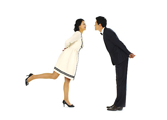 포토 JPG 스튜디오촬영 전신 커플 여자 남자 행복 프로포즈 키스 실내 사랑 미소 웃음 누끼 사람 정장 턱시도 이벤트 20대 성인 두명 청춘 마주보기 표현 뒷짐 한발서기 청년만 성인만 국내포토 옷 감정 컨셉 관계 모션 표정 서기 청년 내부 애정표현 파일형식