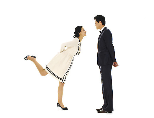 포토 JPG 스튜디오촬영 전신 커플 여자 남자 행복 프로포즈 키스 실내 사랑 미소 웃음 누끼 사람 정장 턱시도 이벤트 20대 성인 두명 청춘 마주보기 눈감음 표현 뒷짐 한발서기 청년만 성인만 국내포토 옷 감정 컨셉 관계 모션 표정 서기 청년 내부 애정표현 파일형식