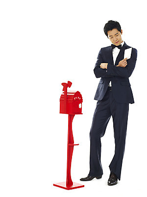 포토 JPG 전신 남자 한명 서기 누끼 사람 이벤트 20대 성인 우체통 편지 알림 남자만 남자한명만 성인남자만 청년만 청년남자만 청년남자한명만 성인한명만 성인남자한명만 성인만 소식_알림 국내포토 1 컨셉 모션 청년 파일형식