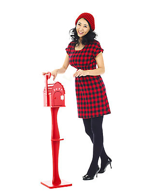 포토 JPG 전신 여자 한명 서기 미소 웃음 누끼 사람 이벤트 20대 성인 우체통 편지 알림 여자만 여자한명만 성인여자만 청년만 청년여자만 성인한명만 청년여자한명만 성인여자한명만 성인만 소식_알림 국내포토 1 컨셉 모션 표정 청년 파일형식