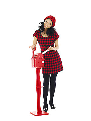 포토 JPG 전신 여자 한명 서기 미소 웃음 누끼 사람 이벤트 20대 성인 우체통 편지 알림 여자만 여자한명만 성인여자만 청년만 청년여자만 성인한명만 청년여자한명만 성인여자한명만 성인만 소식_알림 국내포토 1 컨셉 모션 표정 청년 파일형식