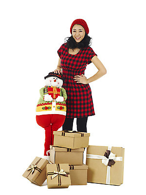 포토 JPG 여자 기념일 행복 인형 크리스마스 눈사람 선물 한명 미소 웃음 누끼 사람 이벤트 상반신 20대 성인 선물상자 여자만 여자한명만 성인여자만 청년만 청년여자만 성인한명만 청년여자한명만 성인여자한명만 성인만 국내포토 1 감정 표정 청년 상자 파일형식