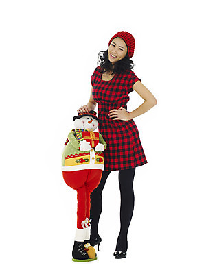 포토 JPG 전신 여자 기념일 행복 인형 크리스마스 눈사람 선물 한명 미소 웃음 누끼 사람 이벤트 20대 성인 선물상자 여자만 여자한명만 성인여자만 청년만 청년여자만 성인한명만 청년여자한명만 성인여자한명만 성인만 국내포토 1 감정 표정 청년 상자 파일형식