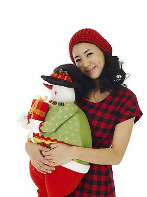 포토 JPG 여자 기념일 행복 인형 크리스마스 눈사람 선물 한명 미소 웃음 누끼 사람 이벤트 상반신 20대 성인 선물상자 여자만 여자한명만 성인여자만 청년만 청년여자만 성인한명만 청년여자한명만 성인여자한명만 성인만 국내포토 1 감정 표정 청년 상자 파일형식