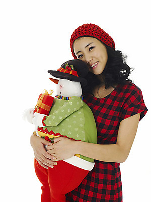 포토 JPG 여자 기념일 행복 인형 크리스마스 눈사람 선물 한명 미소 웃음 누끼 사람 이벤트 상반신 20대 성인 선물상자 여자만 여자한명만 성인여자만 청년만 청년여자만 성인한명만 청년여자한명만 성인여자한명만 성인만 국내포토 1 감정 표정 청년 상자 파일형식