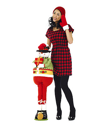 포토 JPG 전신 여자 기념일 행복 인형 크리스마스 눈사람 선물 한명 서기 미소 웃음 누끼 사람 손짓 이벤트 20대 성인 선물상자 산타장갑 여자만 여자한명만 성인여자만 청년만 청년여자만 성인한명만 청년여자한명만 성인여자한명만 성인만 손모아장갑 국내포토 1 감정 장갑 모션 표정 청년 상자 파일형식