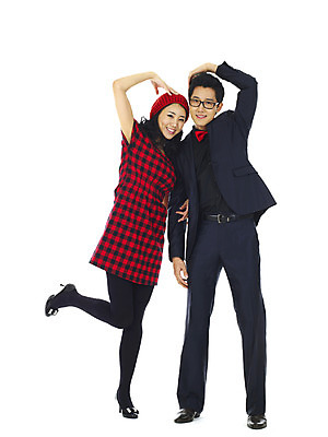 포토 JPG 전신 커플 여자 기념일 남자 행복 크리스마스 미소 웃음 누끼 사람 손짓 이벤트 20대 성인 두명 청춘 팔짱 하트 청년만 성인만 국내포토 모양 감정 컨셉 관계 모션 표정 청년 파일형식