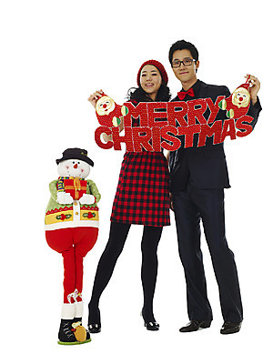 포토 JPG 전신 커플 여자 기념일 남자 행복 인형 크리스마스장식 크리스마스 눈사람 선물 미소 웃음 누끼 사람 이벤트 20대 성인 두명 장식 선물상자 청춘 청년만 성인만 국내포토 감정 컨셉 관계 표정 청년 상자 파일형식