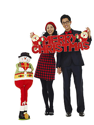 포토 JPG 전신 커플 여자 기념일 남자 행복 인형 크리스마스장식 크리스마스 눈사람 선물 미소 웃음 누끼 사람 이벤트 20대 성인 두명 장식 선물상자 청춘 청년만 성인만 국내포토 감정 컨셉 관계 표정 청년 상자 파일형식