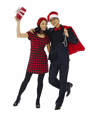 포토 JPG 전신 모자 커플 여자 기념일 남자 행복 크리스마스 산타모자 선물 미소 웃음 누끼 사람 이벤트 20대 성인 두명 선물상자 청춘 주머니 자루 선물자루 청년만 성인만 국내포토 모자_잡화 잡화 감정 컨셉 관계 표정 청년 상자 파일형식