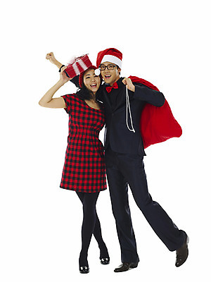 포토 JPG 전신 모자 커플 여자 기념일 남자 행복 크리스마스 산타모자 선물 미소 웃음 누끼 사람 이벤트 20대 성인 두명 선물상자 청춘 주머니 자루 선물자루 청년만 성인만 국내포토 모자_잡화 잡화 감정 컨셉 관계 표정 청년 상자 파일형식