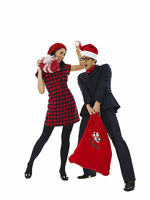 포토 JPG 전신 모자 커플 여자 기념일 남자 행복 크리스마스 산타모자 선물 미소 웃음 누끼 사람 이벤트 20대 성인 두명 선물상자 청춘 주머니 자루 선물자루 청년만 성인만 국내포토 모자_잡화 잡화 감정 컨셉 관계 표정 청년 상자 파일형식