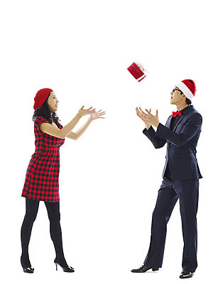 포토 JPG 전신 모자 커플 여자 기념일 남자 행복 크리스마스 산타모자 선물 미소 웃음 누끼 사람 이벤트 20대 성인 두명 선물상자 청춘 청년만 성인만 국내포토 모자_잡화 잡화 감정 컨셉 관계 표정 청년 상자 파일형식