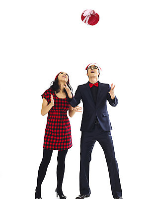 포토 JPG 전신 모자 커플 여자 기념일 남자 행복 크리스마스 산타모자 선물 미소 웃음 누끼 사람 이벤트 20대 성인 두명 선물상자 청춘 청년만 성인만 국내포토 모자_잡화 잡화 감정 컨셉 관계 표정 청년 상자 파일형식