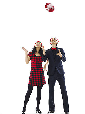 포토 JPG 전신 모자 커플 여자 기념일 남자 행복 크리스마스 산타모자 선물 미소 웃음 누끼 사람 이벤트 20대 성인 두명 선물상자 청춘 청년만 성인만 국내포토 모자_잡화 잡화 감정 컨셉 관계 표정 청년 상자 파일형식