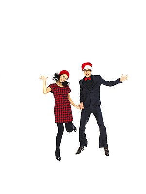 포토 JPG 전신 모자 커플 여자 기념일 남자 행복 크리스마스 산타모자 미소 웃음 누끼 사람 이벤트 20대 성인 두명 청춘 손잡기 점프 청년만 성인만 국내포토 모자_잡화 잡화 감정 컨셉 관계 모션 표정 청년 파일형식